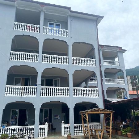 Beliy Dom Hotel Kvariati Luaran gambar