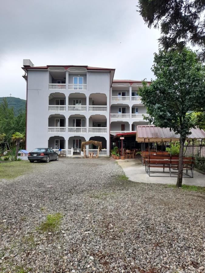 Beliy Dom Hotel Kvariati Luaran gambar
