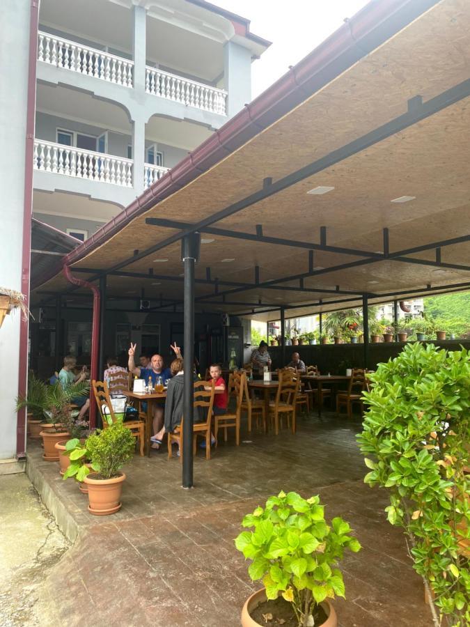 Beliy Dom Hotel Kvariati Luaran gambar