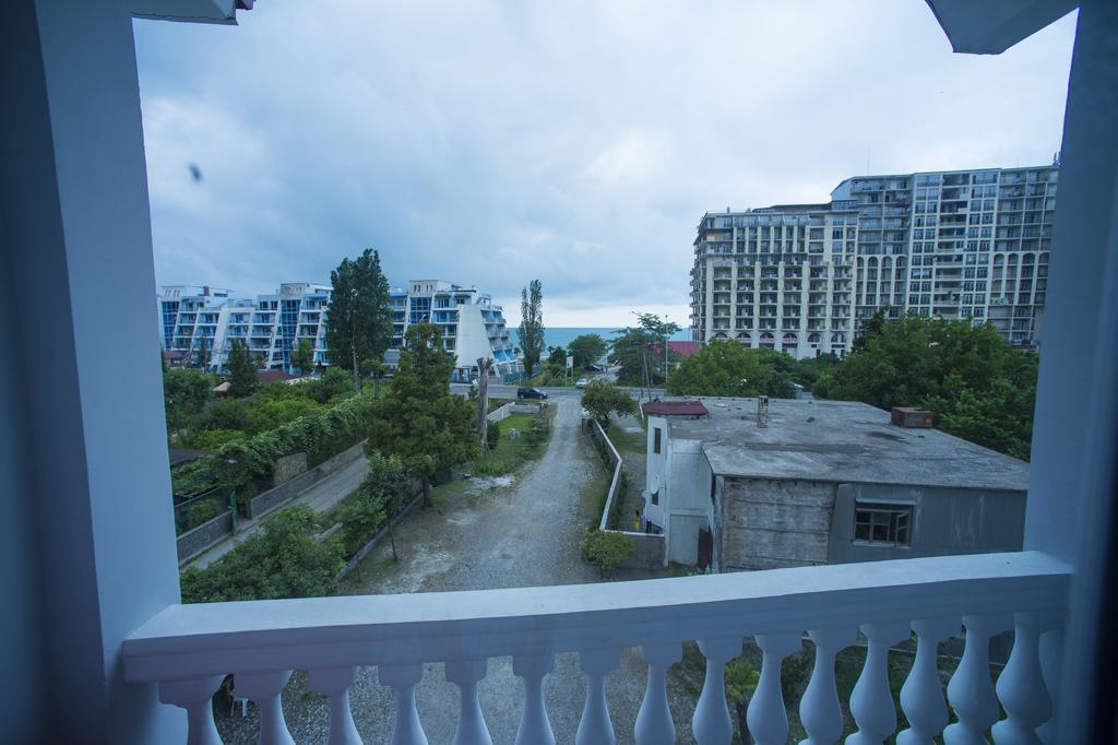 Beliy Dom Hotel Kvariati Luaran gambar
